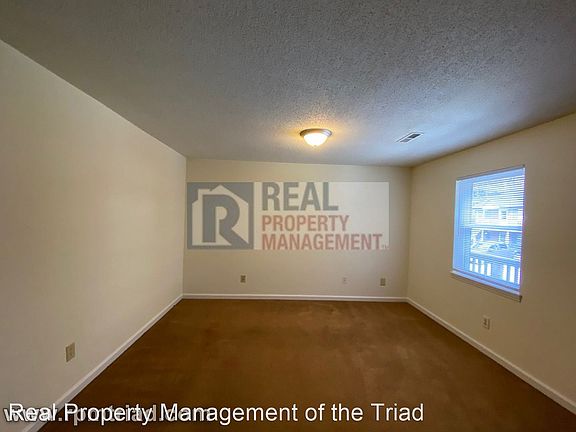 4th image of 1600 Oak Croft Dr #D