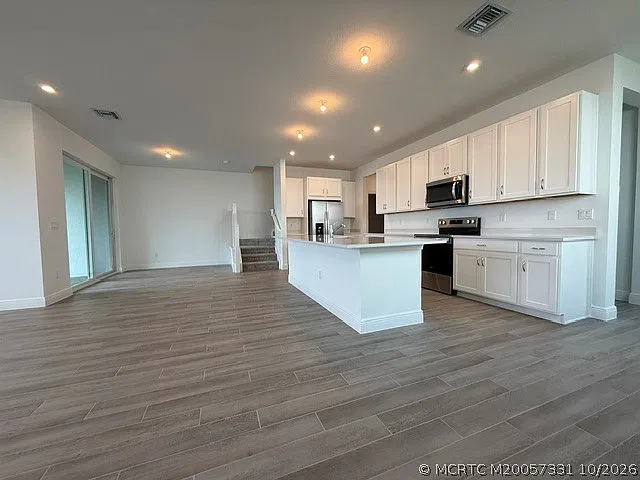 3 bed, 2.5 bath, 2547 sqft, $3,400 — Photo 3