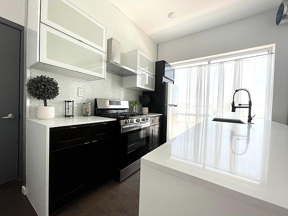 3rd image of 1235 N Franklin St #12A