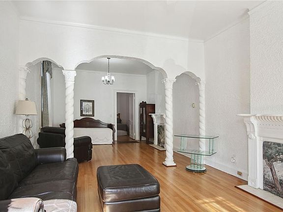 3rd image of 2025 Burgundy St