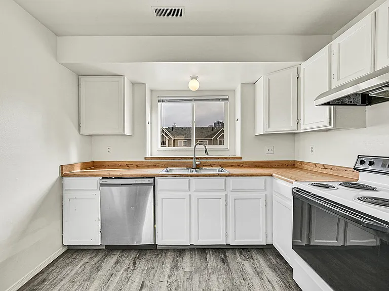 1051 Mazatlan Cir #D — Photo 9