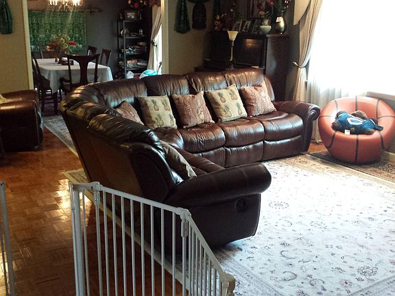 Living room (mid-level)