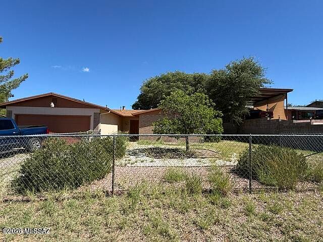 1st image of 925 N Sycamore Dr