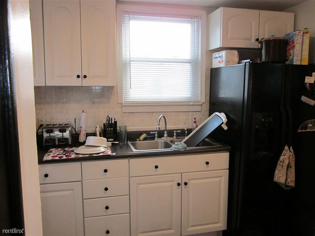 1500 E Oakland Ave photo 1