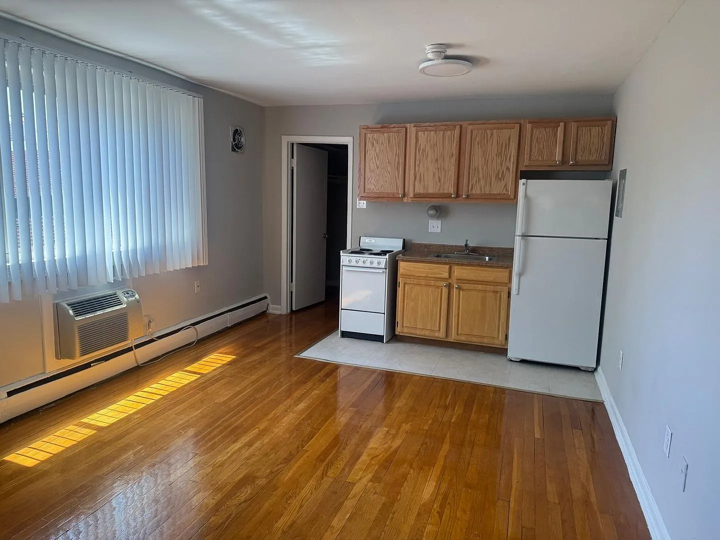 1111 D ST NE — Photo 2