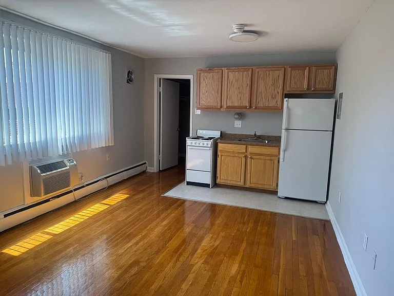 1111 D St NE — Photo 12