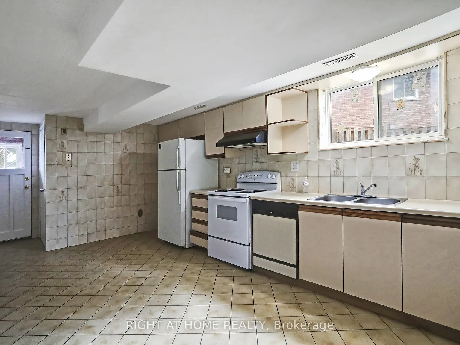 3 bed, $2,495 — Photo 2