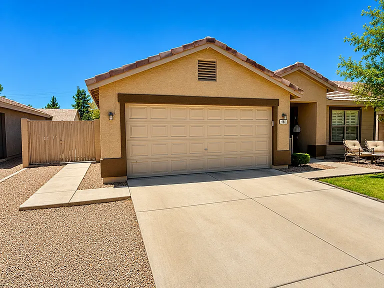 465 W Midland Ln — Photo 2