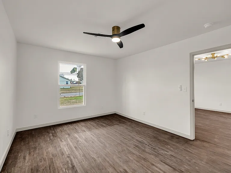 1017 W Newton St — Photo 8