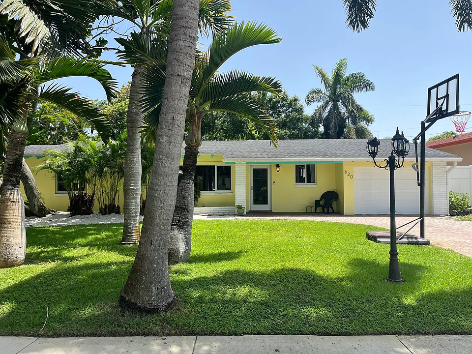 620 NE 9th Ave