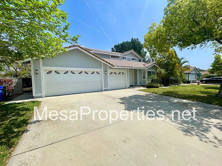 2407 N Sycamore Ave — Photo 3