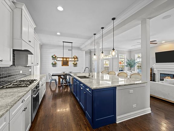 4th image of 995 Harvard Ct