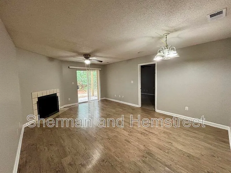 3 bed, 2.0 bath, 1200 sqft, $1,100 — Photo 2