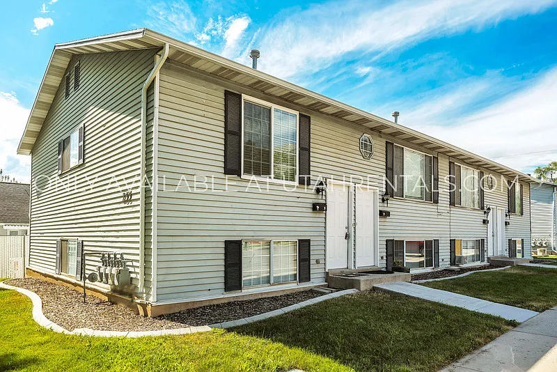 3 bed, 1.0 bath, 1073 sqft, $1,450 — Photo 1
