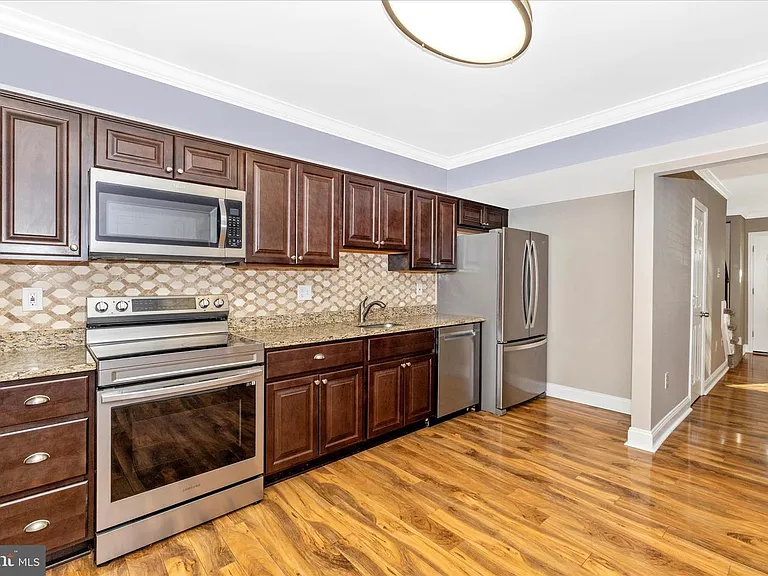 557 Lancaster Pl — Photo 6