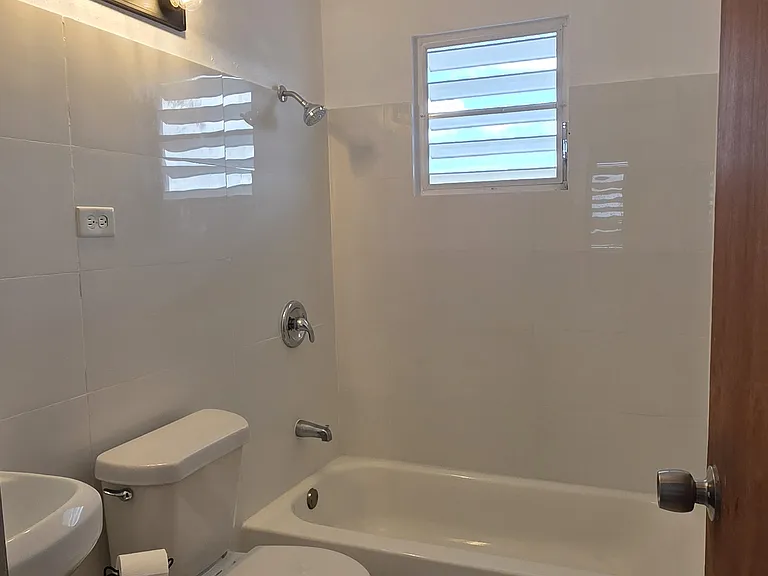 Wider visual of the bathroom.