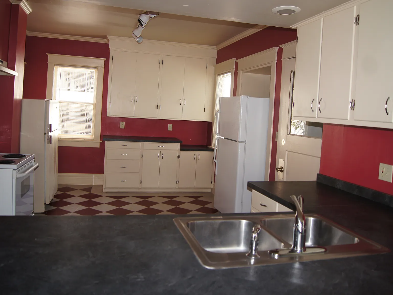 7 bed, 2.5 bath, $5,425 — Photo 2