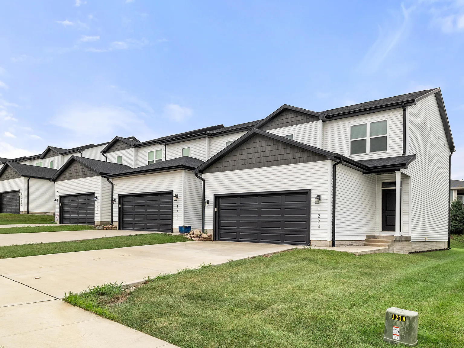 3 bed, 2.5 bath, 1646 sqft, $2,000 — Photo 2