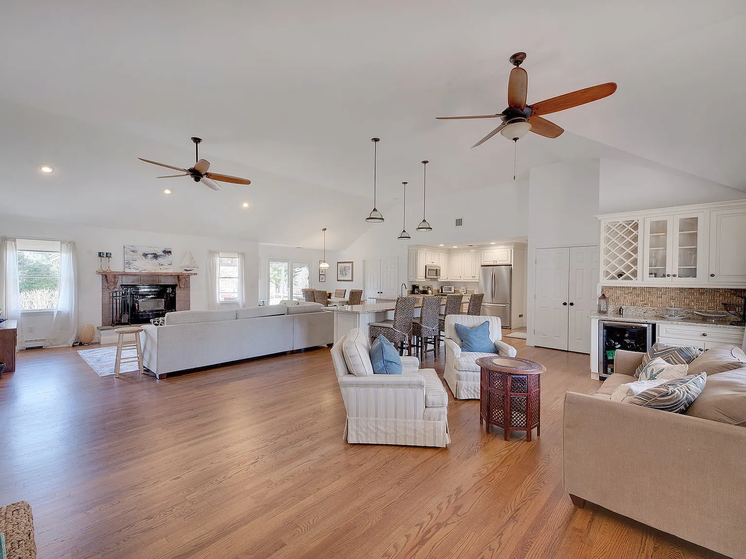 3 Bedroom, 2 Bath Home with Heated Inground Pool Near Beach — Photo 2