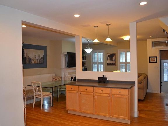 4th image of 221 Bolton St #1