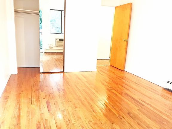 3rd image of 3086 31st St APT 2R