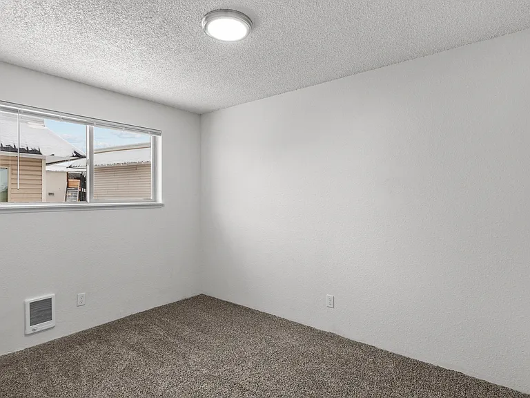 Creekside Apartments — Photo 8
