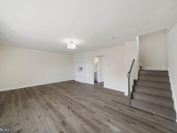 3rd image of 1871 Addison Rd S