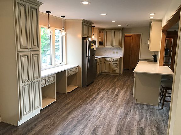 New kitchen w/stainless