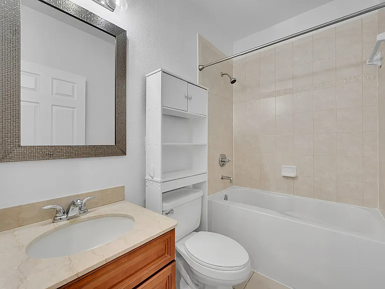 453 NE 1st St — Photo 49