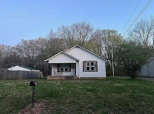 1001 Chickasaw Rd, Paris, TN 38242