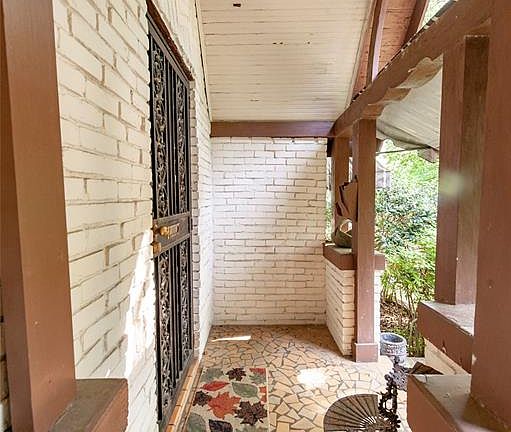 5th image of 2317 E Cloverdale Park