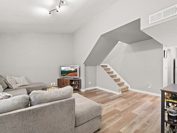 3rd image of 2533 W HAZELWOOD Street #5