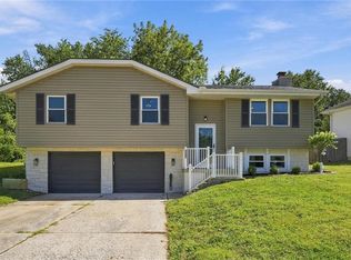 325 SE Brownfield Dr, Lees Summit, MO 64063