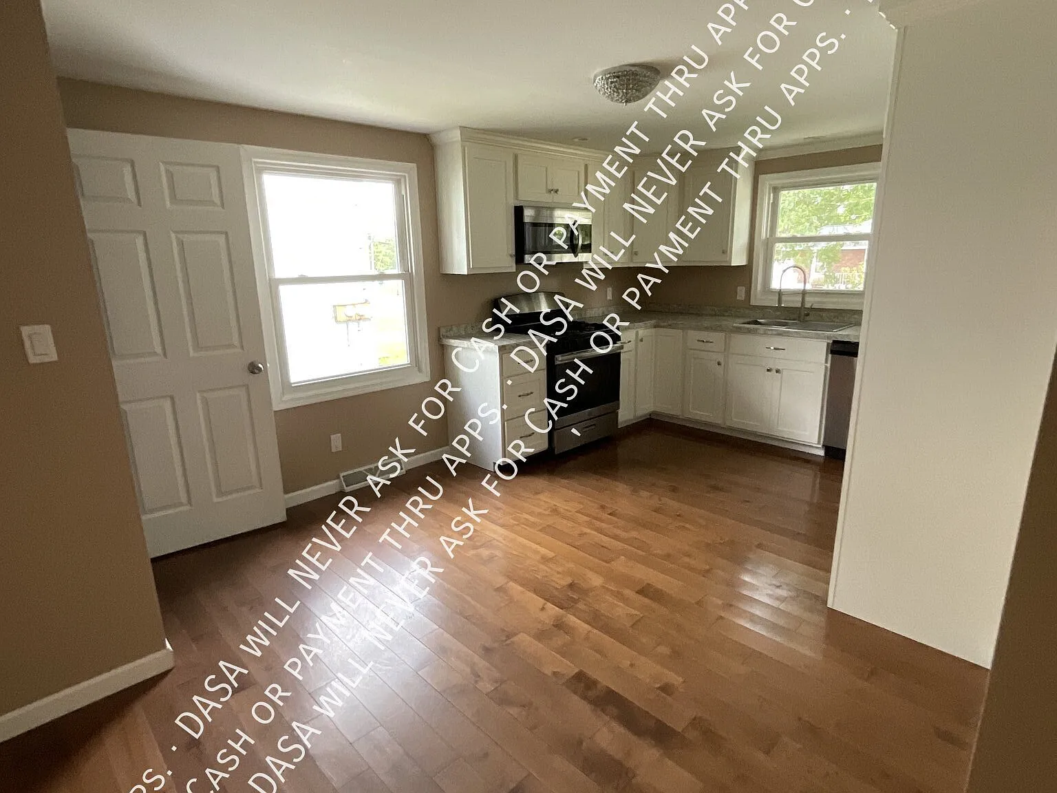 250 Burch House - 3 Bed / 1 Bath — Photo 4