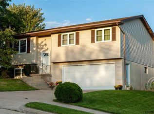 1628 Donovan Dr, Dubuque, IA 52002