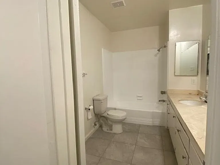 838-844 S Wilton Pl — Photo 6