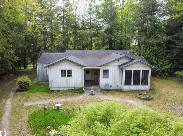 10895 N Shore Dr, Northport, MI 49670