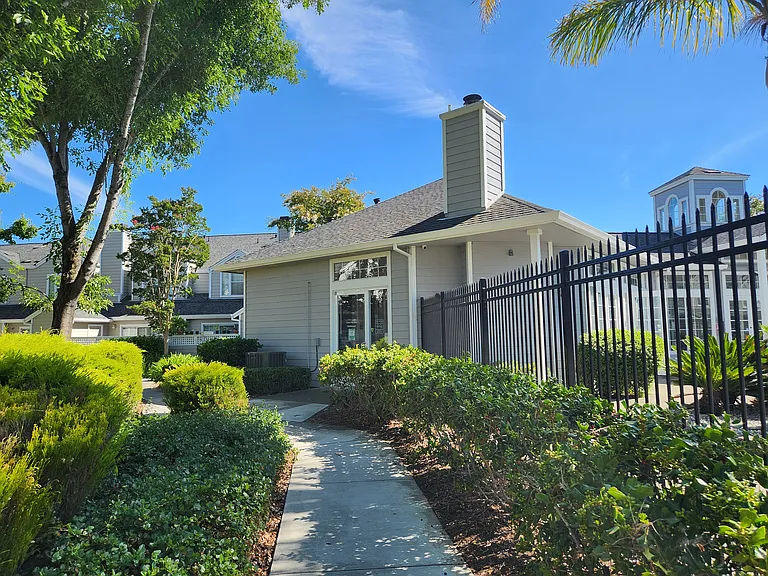 539 Torrey Pine Ln — Photo 5