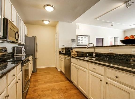 3rd image of 2305 Worthington St #109