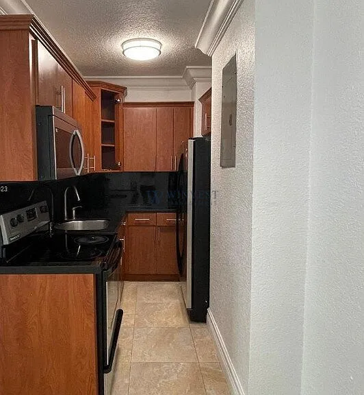 150 SW 10th St #2 — Photo 3