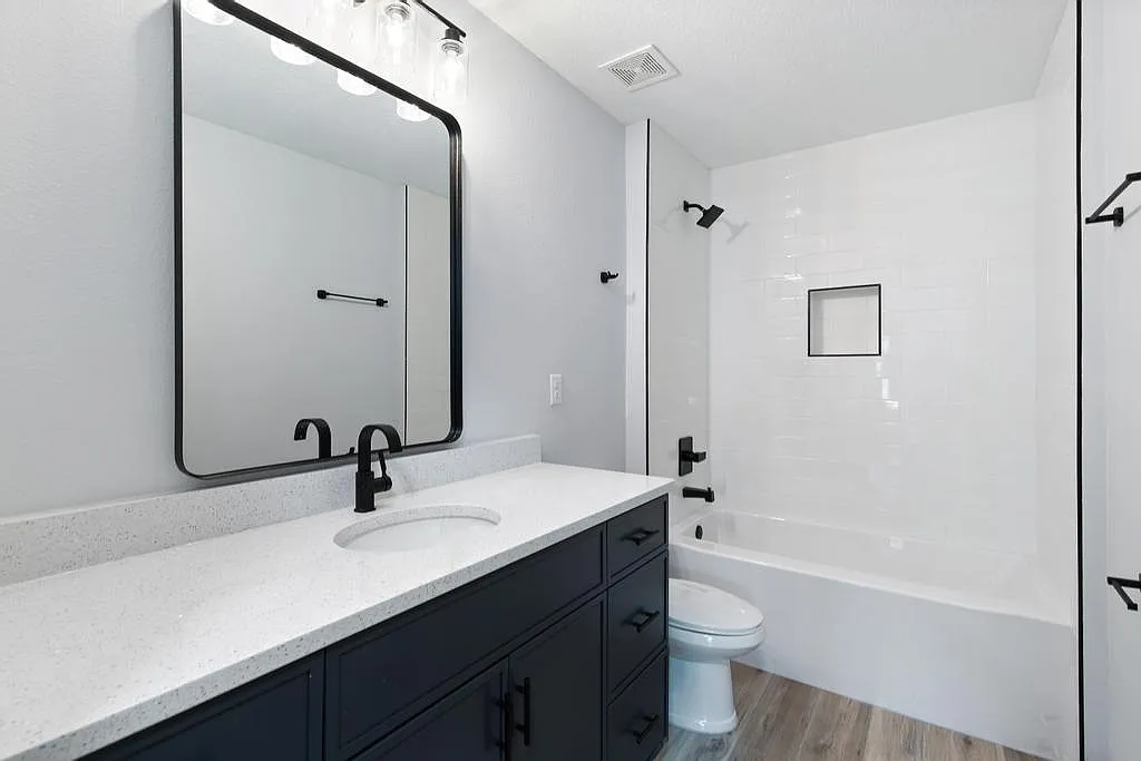 4 bed, 2.0 bath, 1484 sqft, $879 — Photo 3