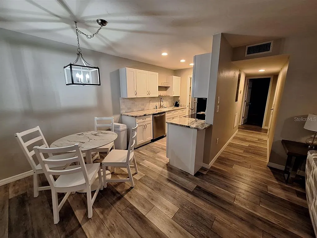 2 bed, 2.0 bath, 876 sqft, $2,800 — Photo 2