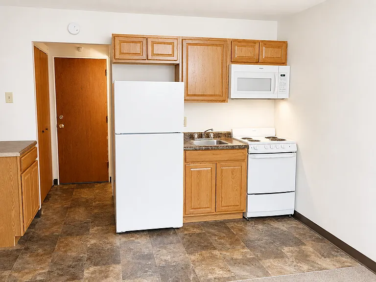 MAY RENT FREE - Sign on this Studio today! — Photo 4