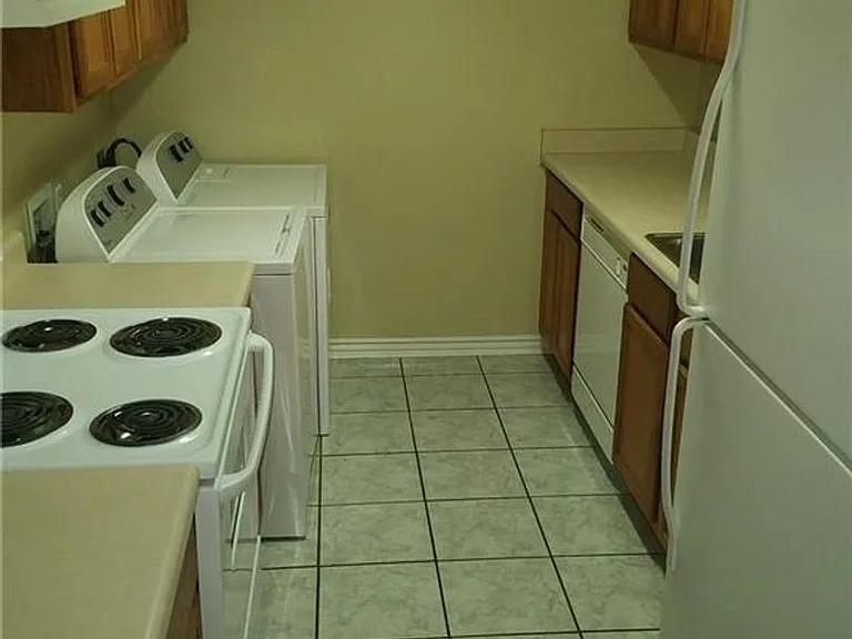 231-233 Graystone Cir — Photo 4