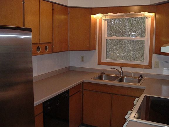 Kitchen w/newer appl.