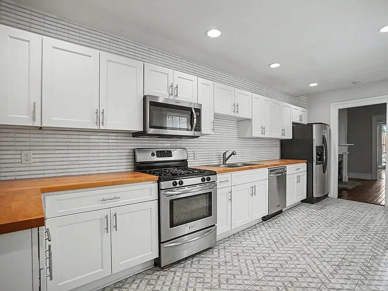 121 W Duffy St — Photo 16