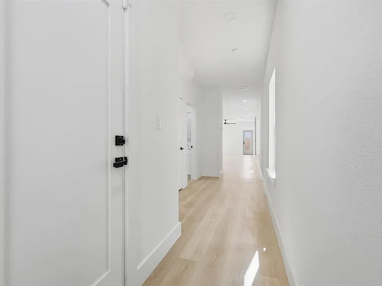 2532 Lowery St — Photo 4