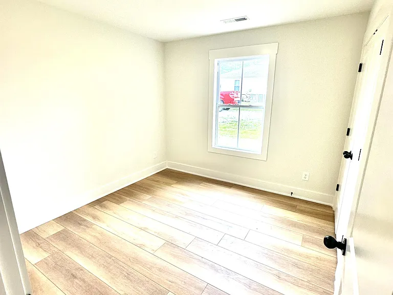 216 Victor Reiter Pkwy #B — Photo 3