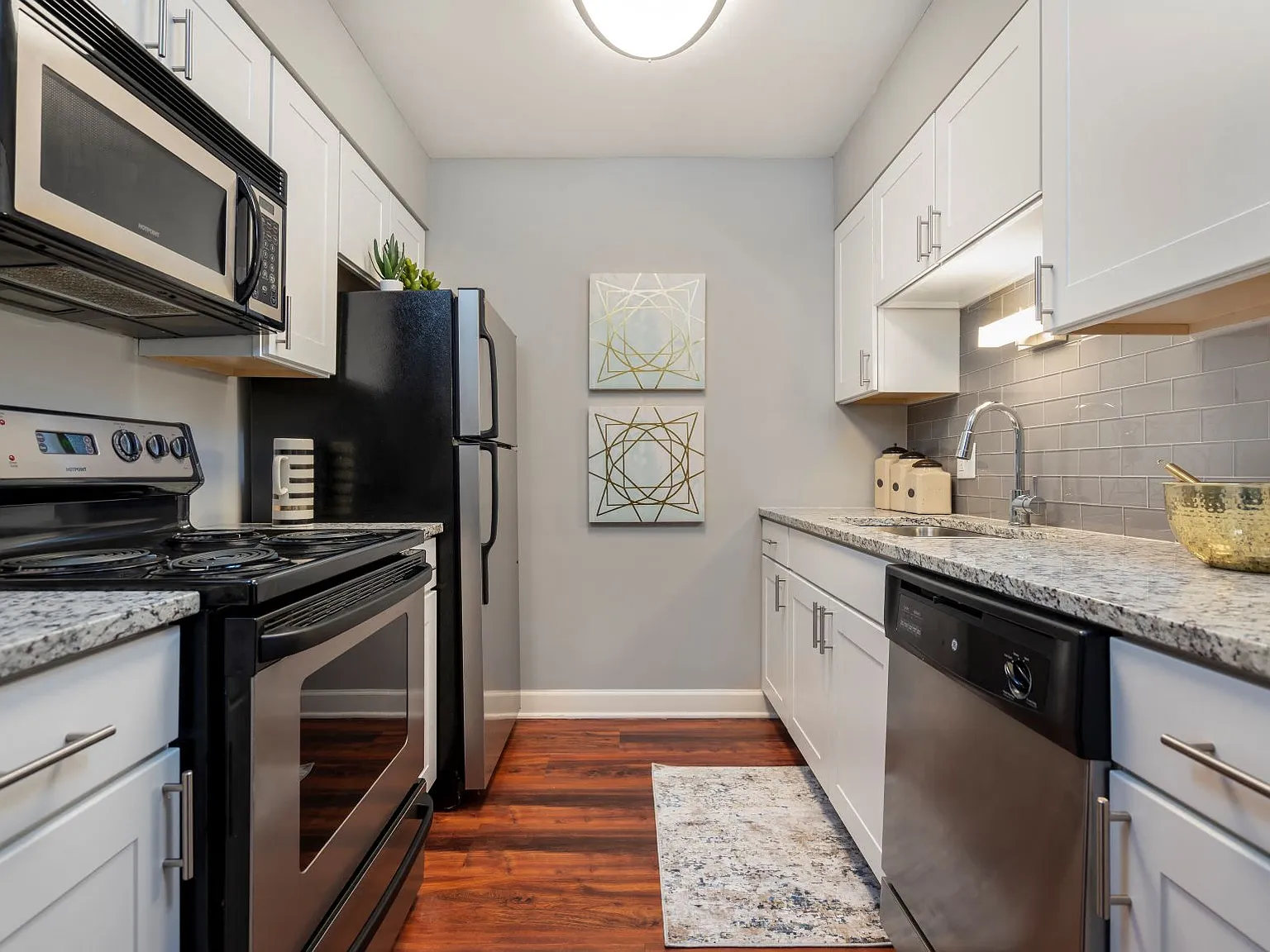 Lakeside Apartments — Photo 1
