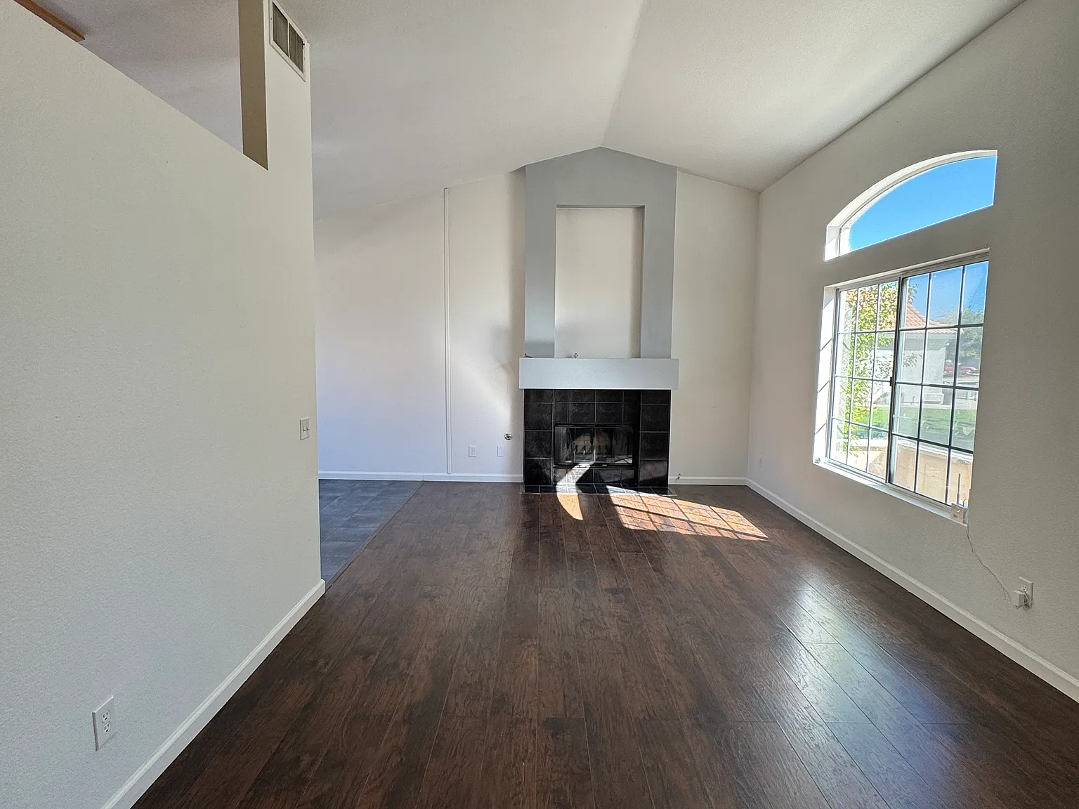 3 bed, 1180 sqft, $2,495 — Photo 2